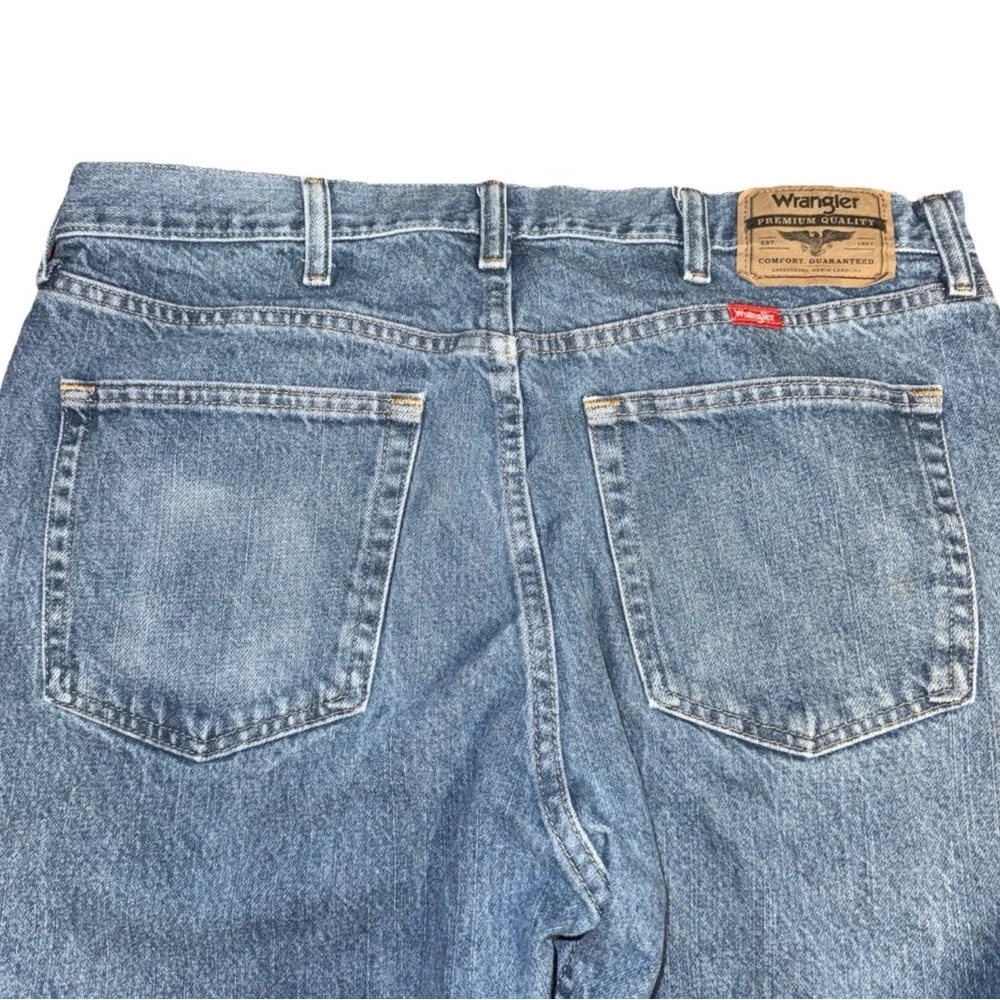 Wrangler‎ Men's 36x30 Regular Fit Straight Leg Jeans 100% Cotton Blue Denim Flaw